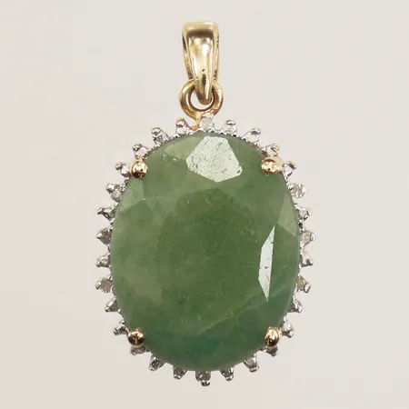 Hänge med beryll samt diamanter ca 29x 0,005ct, längd 24mm inklusive ögla, bredd 14mm, 14K  Vikt: 3,3 g