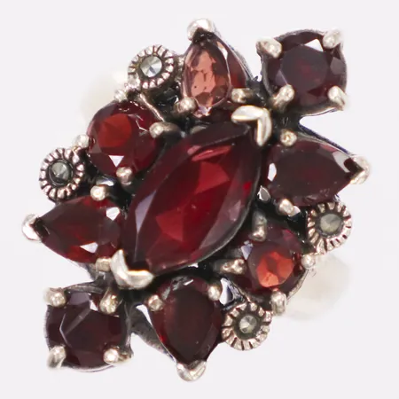 Ring, granater, stl16¼, bredd 4-27mm, silver 925/1000 Vikt: 11,5 g