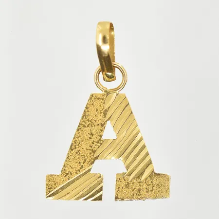 Hänge bokstaven A, längd 25 mm, bredd 18 mm, ostämplad, 18K. Vikt: 0,9 g