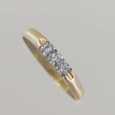Ring med diamanter 3 x 0,03ct, Ø 17½ mm, graverad, 18K Vikt: 2,2 g