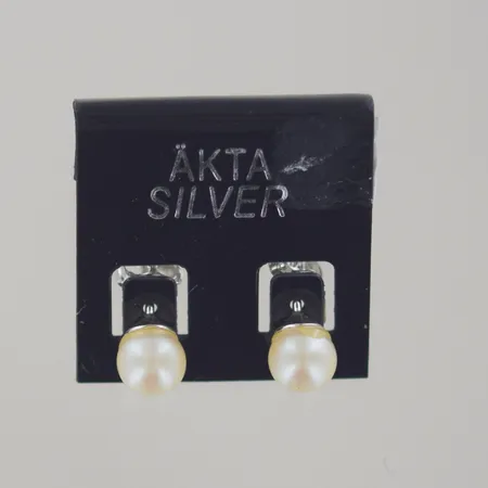 Ett par örhängen med pärla, bredd 5,8 mm, Silver 925/1000 Vikt: 0,7 g