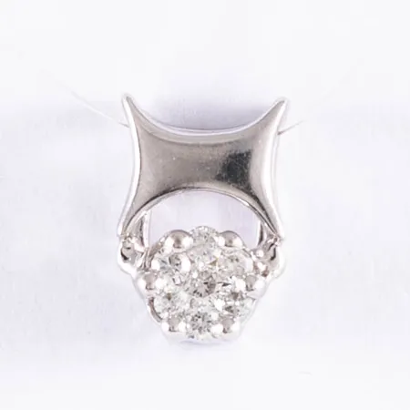 Hänge i 18K vitguld med 7 x c:a 0,008ct briljantslipade diamanter. Det är 5 x 7,5 mm och väger 0,6g. (Guldfynd)