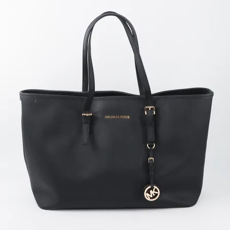 Handväska Michael Kors, ca 26x45 cm,lätt bruksslitage. Skickas med paket.