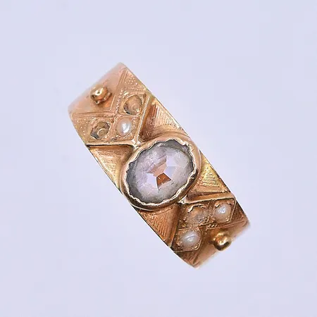 Ring med vita stenar, stl 14¾, bredd 4-7 mm, 18K. Vikt: 2,7 g