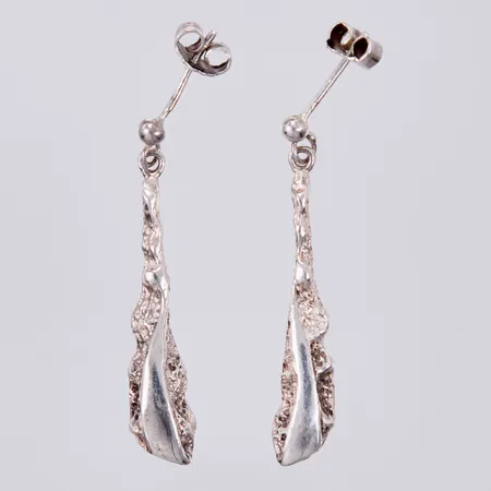 Ett par örhängen, längd: ca 3,8cm, bredd: ca 2-8mm, silver, 925/1000 Vikt: 3,5 g