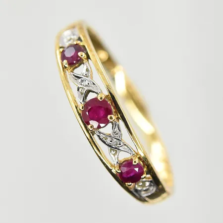 Ring med röda stenar, stl 18¾, bredd 2-5 mm, rödguld/vitguld, 18K. Vikt: 1,8 g