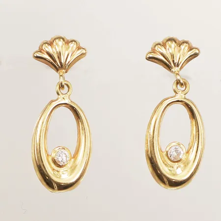 Ett par örhängen med vita stenar, längd 20mm, bredd 7,7mm, snurrebussar saknas, ostämplade, 18K  Vikt: 0,7 g