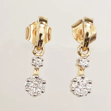 Ett par örhängen med diamanter 16x ca 0,01-0,02ct, längd 15,7mm, bredd 4,2mm, GHA, 18K  Vikt: 2,4 g