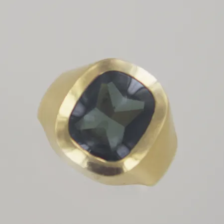 Ring med grön sten 60-tal, Ø 21 mm, bredd 17,6 mm, 18K Vikt: 8,8 g