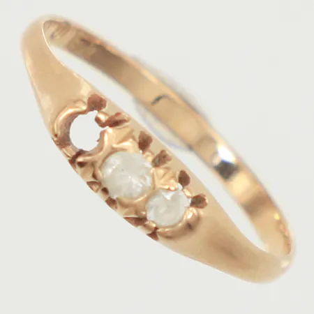 Ring med stenar, stl 17¼, bredd 1,7-4,2mm, sten saknas, 18K  Vikt: 1,6 g