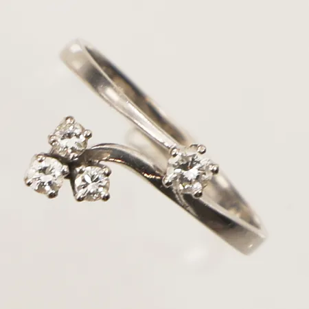 Ring med diamanter 1x ca 0,08ct, 3x ca 0,04ct totalt 0,25ct enligt gravyr, stl 17, bredd 2,2-7,8mm, vitguld, 18K Vikt: 2,7 g
