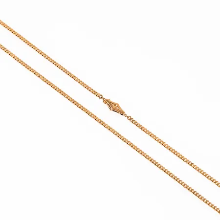 Kedja, Pansar i 18K guld. Det är 44 cm långt, 2,5 mm brett och väger 7,3g. Collierlås med fröpärlor, 2 pärlor saknas. Stämplad A8 (1927), GD & Co (G.Dahlgren & Co Guldvaru AB, , Malmö), 18K & kattfot. 