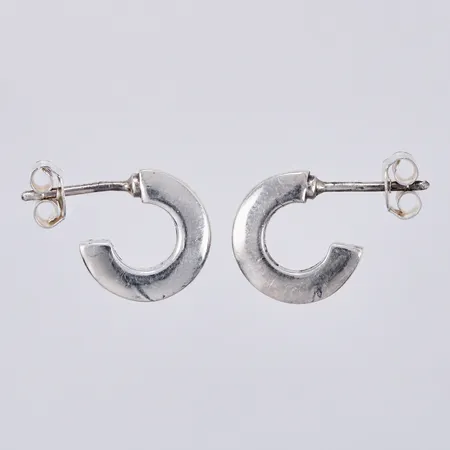 Ett par örhängen, Ø ca 1,2cm, bredd: ca 2mm, 925/1000 silver Vikt: 3,3 g
