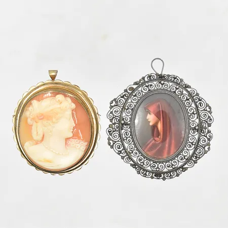 Två broscher/hängen stl ca 50x50 mm, metall