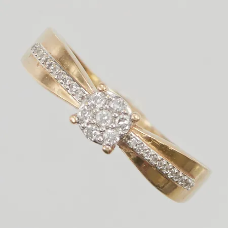 Ring, 28x diamanter totalt ca 0,15ctv, Ø18½, bredd:5mm, gravyr 18K 2,7g.