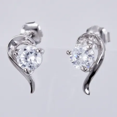 Ett par örhängen med vita stenar, längd: ca 1cm, bredd: ca 1-7mm, 925/1000, silver Vikt: 1,5 g