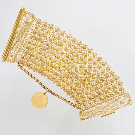 Armband, filigranarbete, kurush mynt, längd 16-19,5cm, bredd 65-75mm, skruvlås, 21K Vikt: 131,7 g