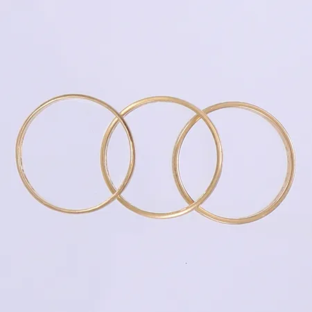 Tre ringar, släta, gravyr, 18K  Vikt: 6,2 g