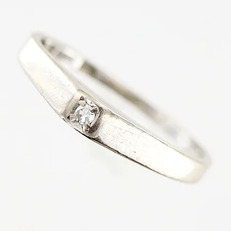 Ring, diamant ca 0,016ct enligt gravyr, stl 16½, bredd 1-3mm, vitguld, ojämn skena, 18K. Vikt: 1,8 g
