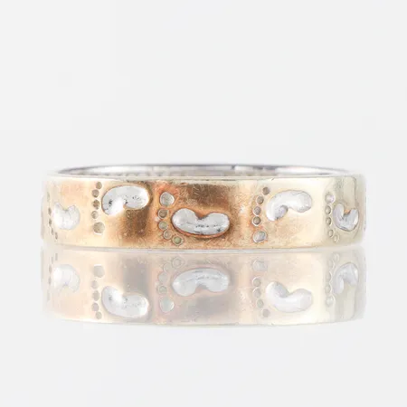 Ring,rikligt med tyska gravyrer på insidan, storlek 19 mm,bredd 4.7 mm, 9k. Vikt: 3,8 g
