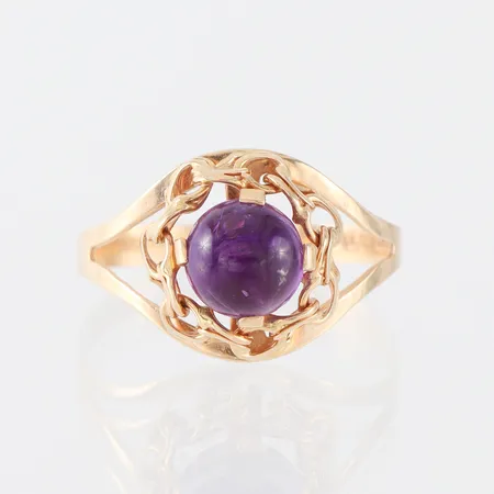 Ring med sten, Kaplan Stockholm, storlek 18 ¾ mm, bredd 2.3-12.4 mm, 18k. Vikt: 2,3 g