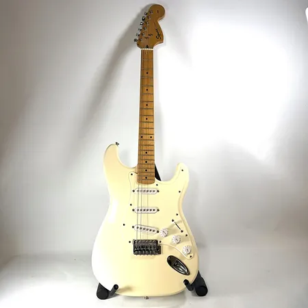 Elgitarr, Squire stratocaster, två strängar saknas, SNIC00025970, i case, Skickas med postpaket.