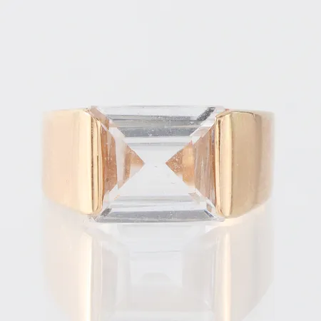 Ring med sten, storlek 19 mm, bredd 4.6-10mm,18k. Vikt: 5,7 g