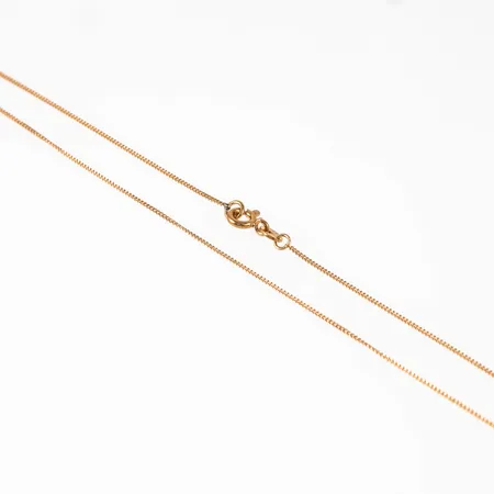 Kedja, tunn Pansar i 18K guld. Den är 37 cm lång, 0,8 mm bred och väger 1,4g. Springring. 