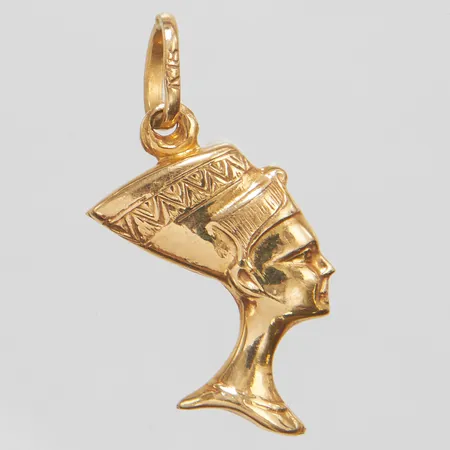 Hänge Nefertiti, längd ca 28mm inkl ögla, bredd 12,8mm, 18K Vikt: 1,5 g
