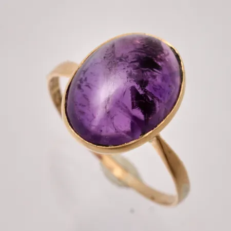 Ring i 18K guld, stl 18, bredd 1,5-13,67mm, 1st Ametist, mått 9,6x12,6mm, importstämplad,   bruttovikt 3,04g, ca nettovikt 2g.