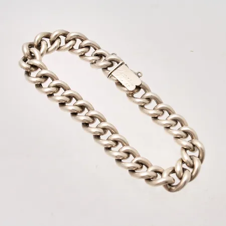 Armband i silver, 19,5cm, Pansar, bredd 10mm, personlig gravyr på baksida av lås, 830/1000, vikt 16,7g.