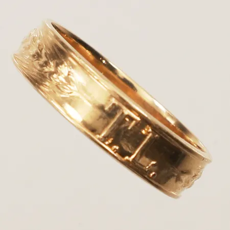 Examensring, stl 20, bredd 5,6mm, gravyr, 18K Vikt: 5,3 g