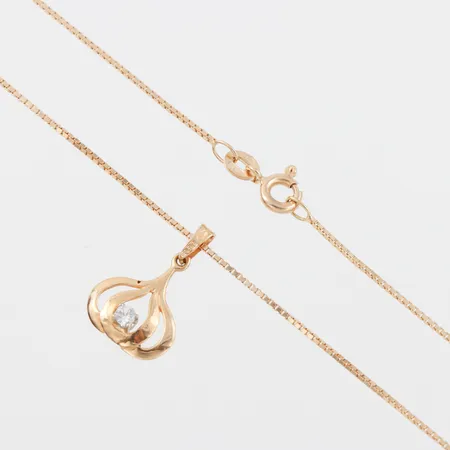 Collier med hänge,längd ca 36 cm, hängets höjd 18 mm, 18k. Vikt: 2,9 g