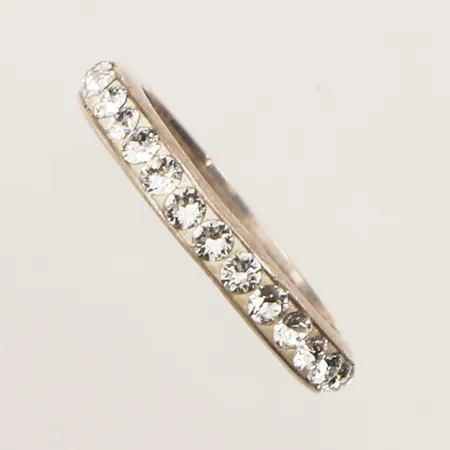 Alliansring, vita stenar, stl 17¾, bredd 3,5mm, 925/1000 silver Vikt: 2,3 g