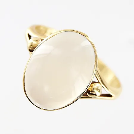 Ring, cabochonslipad månsten, stl 17¾, bredd 2-14,5mm, Petterssons Eftr Juvelerar Ab Joh, Stockholm år 1952, 18K Vikt: 3,5 g