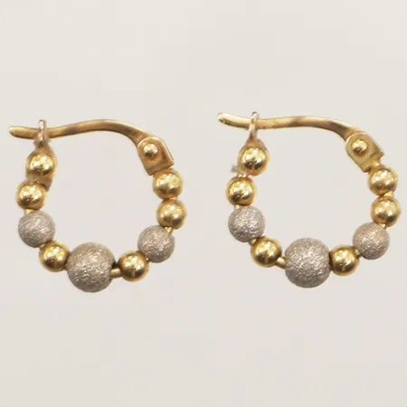 Ett par örhängen med delvis matterad dekor, tvåfärgade, Ø13mm, bredd 4mm, något vinda, 18K Vikt: 1,6 g