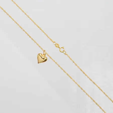 Kedja Singapore, längd ca 44,5cm, bredd 1mm, hänge hjärta, längd ca 15mm, bredd 10mm, 9K Vikt: 1,4 g