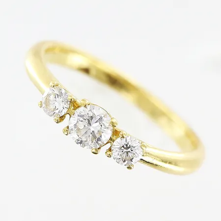 Ring, diamanter 1 x ca 0,25ct, 2 x ca 0,10ct Top Wesselton (G )/Si, enligt gravyr, stl 16¾, bredd 2-4mm, datumgravyr, 18K Vikt: 2,7 g