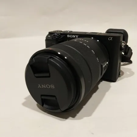 Kamera Sony Alpha A6400, serienummer 3821325, Objektiv Sony E 18-135mm f/3,5-5,6 OSS, serienummer 2006557, laddare, datorväska Skickas med postpaket.