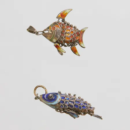 Två hängen fiskar, emalj, längd ca 30-42mm, bredd 9,5-21mm, skadad emalj, saknar delar, defekt, silver Vikt: 5,8 g