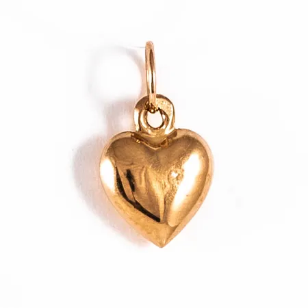 Hänge, Hjärta i 18K guld. Det är 8 mm brett, 12,5 mm långt inkl. ögla och väger 0,3g. Liten buckla på ena sidan.