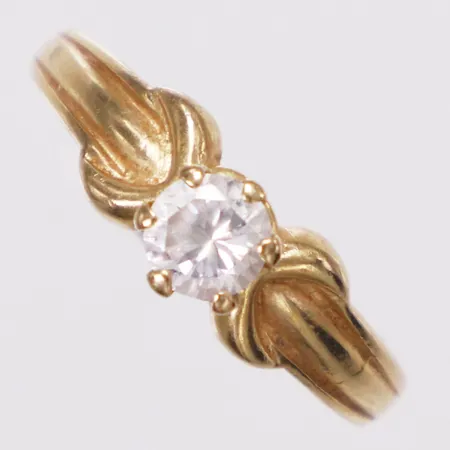 Ring, vit sten, stl 18½, bredd 2-6mm, skev, 18K Vikt: 3,3 g