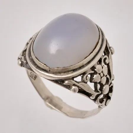  Ring i silver, stl 17, bredd 2,7-18,1mm, 1st Mjölkfärgad sten, mått 11,7x15,8mm, 835/1000, vikt 4,75g.