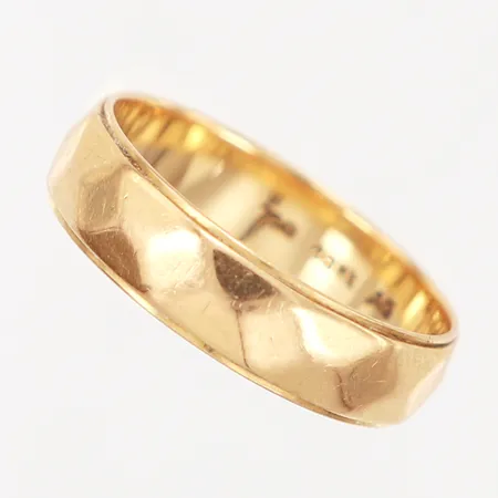 Ring mönstrad, stl 19¼, bredd: 5,5mm, gravyr, 18K Vikt: 5,2 g