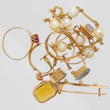 Diverse guld, defekta, 18K, bruttovikt: 17,1g.