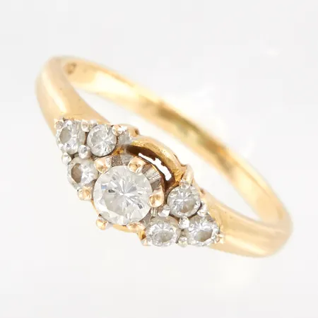 Ring med diamanter, 1x0,18ct, 6x0,02ct, stl 15¼, bredd:1,8-4,8mm, 14K  Vikt: 2,5 g