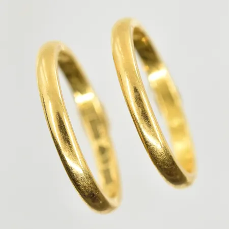 Två ringar, stl 19¾, bredd 3 mm, gravyr, 20K. Vikt: 8,9 g