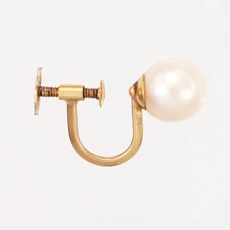 Ett udda örhänge med pärla samt skruvlås, pärla Ø7mm, 18K Vikt: 1,1 g