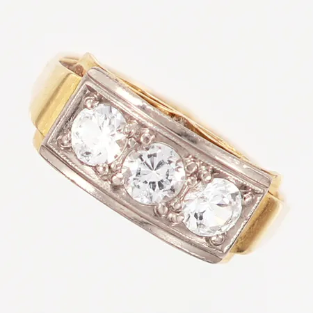 Ring med tre vita stenar vitguldsinfattning, stl 17, bredd: 2-7mm, Lars Harsheim AB, Göteborg år: 1954, 18K Vikt: 2,7 g