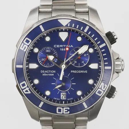 Herrur Certina DS Action, stål, quartz, Ø42mm, referensnummer C032417 A, serienummer N9K AK6 SSC, safirglas, datum, kronograf, stållänk och, viklås, bruksslitage, repor och märken, behov av batteribyte/står still, box med slitage, inga övriga tillbehör. Vikt: 0 g